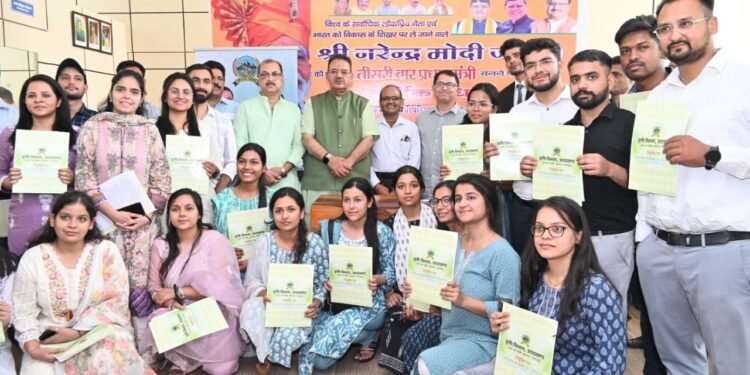 मंत्री ने कहा कि प्रदेश के मुख्यमंत्री पुष्कर सिंह धामी के नेतृत्व में राज्य के युवाओं को रोजगार के अधिक से अधिक अवसर उपलब्ध कराने के लिए संकल्पबद्ध है.