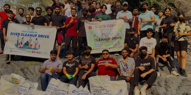 स्वास्तिक युवा समिति ने सोअन गोआन नदी थानो में 40 स्वयंसेवकों के साथ सफाई अभियान किया