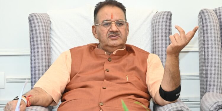 मंत्री गणेश जोशी ने उत्तराखण्ड राष्ट्रीय ग्रामीण आजीविका मिशन के तहत कार्यरत कर्मचारियों के वेतन वृद्धि में विसंगतियों को शीघ्र निराकरण के अधिकारियों को निर्देश दिए