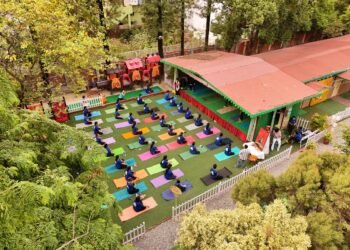 यहा स्कूल के योग छात्र-छात्राओं सहित 200 लोगों ने प्रतिभाग किया।