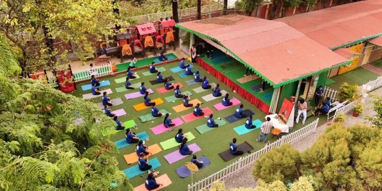 यहा स्कूल के योग छात्र-छात्राओं सहित 200 लोगों ने प्रतिभाग किया।
