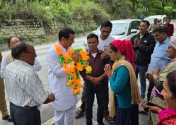 मेरा आपसे यही आग्रह है कि राजेन्द्र भंडारी , जो आप लोगों के बीच ही रहते हैं, आपके अपने हैं, उन्हें और अधिक रिकॉर्ड मतों से विजयी बनाकर बद्रीनाथ से विधानसभा भेजें ताकि क्षेत्र के विकास और और रफ्तार मिल सके