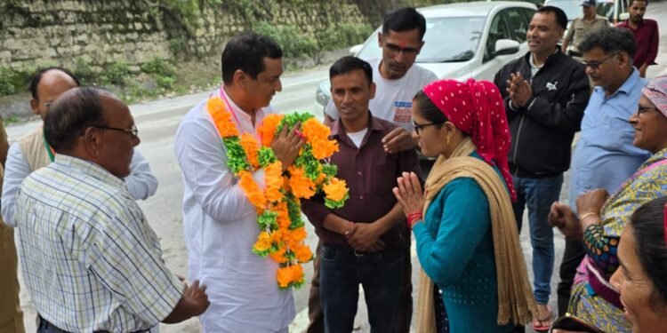 मेरा आपसे यही आग्रह है कि राजेन्द्र भंडारी , जो आप लोगों के बीच ही रहते हैं, आपके अपने हैं, उन्हें और अधिक रिकॉर्ड मतों से विजयी बनाकर बद्रीनाथ से विधानसभा भेजें ताकि क्षेत्र के विकास और और रफ्तार मिल सके