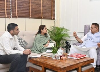 विभागीय मंत्री गणेश जोशी ने अधिकारियों को पीएमजीएसवाई के अंतर्गत प्रदेश में बरसात के दौरान बंद हुई सड़कों की नियमित तौर पर मॉनिटरिंग करने के निर्देश दिए