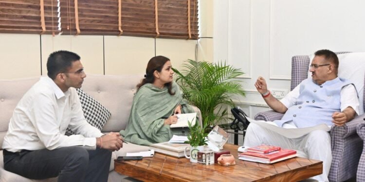 विभागीय मंत्री गणेश जोशी ने अधिकारियों को पीएमजीएसवाई के अंतर्गत प्रदेश में बरसात के दौरान बंद हुई सड़कों की नियमित तौर पर मॉनिटरिंग करने के निर्देश दिए