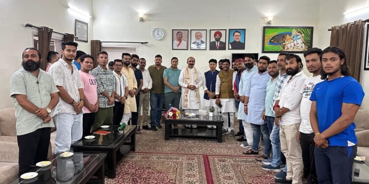 युवा मोर्चा के पूर्व प्रदेश अध्यक्ष कुंदन लटवाल के साथ युवा मोर्चा के पदाधिकारीयो ने बीजापुर गेस्ट हाउस में जाकर केंद्रीय राज्य मंत्री अजय टम्टा को हरेला पर्व के उपलक्ष में पौधा देकर शुभकामनाएं दी