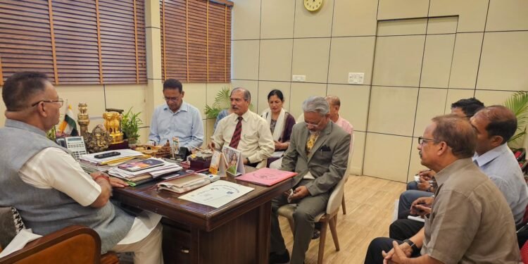 सैनिक कल्याण मंत्री गणेश जोशी ने अधिकारियों को शौर्य दिवस पर आयोजित होने वाले कार्यक्रमों की तैयारियों के संबंध में दिए आवश्यक दिशा निर्देश