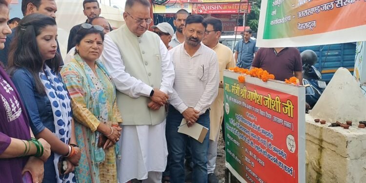 जलसंस्थान द्वारा 161 लाख की लागत से निर्मित होने वाले विकास कार्यों का शिलान्यास करते कैबिनेट मंत्री गणेश जोशी