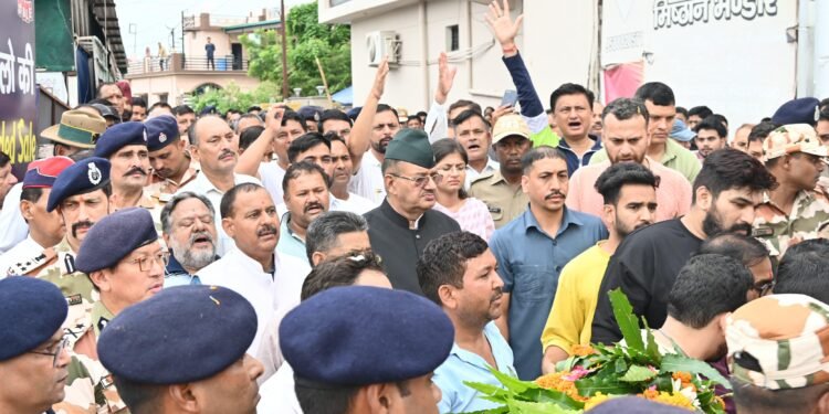 सैनिक कल्याण मंत्री ने परिवारजनों से मुलाकात कर उन्हे ढांढस बंधाया   