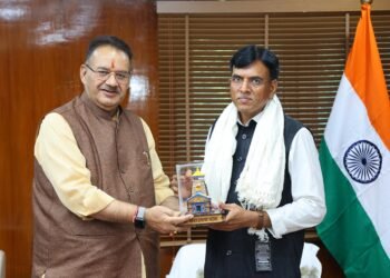 कैबिनेट मंत्री गणेश जोशी ने केंद्रीय मंत्री को बाबा केदारनाथ की प्रतिकृति व प्रदेश के रेशम से निर्मित शॉल भी भेंट की.   