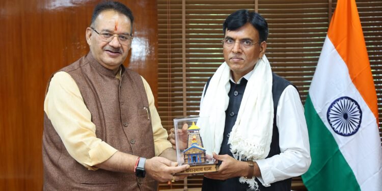 कैबिनेट मंत्री गणेश जोशी ने केंद्रीय मंत्री को बाबा केदारनाथ की प्रतिकृति व प्रदेश के रेशम से निर्मित शॉल भी भेंट की.   