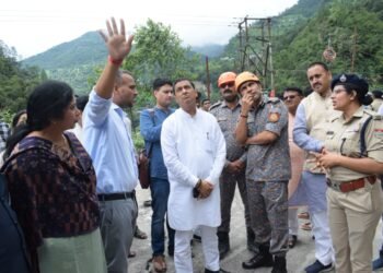 केदारनाथ में अतिवृष्टि एवं भूस्खलन से प्रभावित क्षेत्रों का दौरा किया और स्थिति का जायजा लिया। उनके साथ जिलाधिकारी और एसपी सहित स्थानीय प्रशासन तथा एनडीआरएफ और एसडीआरएफ के प्रमुख अधिकारीगण भी उपस्थित थे
