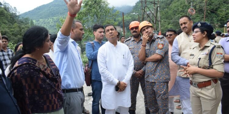 केदारनाथ में अतिवृष्टि एवं भूस्खलन से प्रभावित क्षेत्रों का दौरा किया और स्थिति का जायजा लिया। उनके साथ जिलाधिकारी और एसपी सहित स्थानीय प्रशासन तथा एनडीआरएफ और एसडीआरएफ के प्रमुख अधिकारीगण भी उपस्थित थे