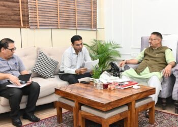 ग्राम्य विकास मंत्री गणेश जोशी ने मनरेगा कार्मिको के नियमितीकरण को लेकर अधिकारियो को निर्देशित किया   