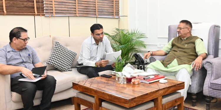 ग्राम्य विकास मंत्री गणेश जोशी ने मनरेगा कार्मिको के नियमितीकरण को लेकर अधिकारियो को निर्देशित किया   