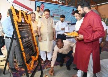 देहरादून के बीमा विहार एवं कैनाल रोड में दो ट्यूबवैल निर्माण के कार्य का शिलान्यास करते कैबिनेट मंत्री गणेश जोशी