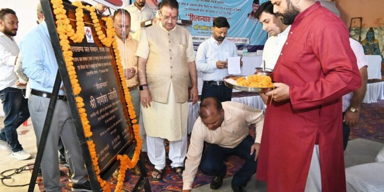 देहरादून के बीमा विहार एवं कैनाल रोड में दो ट्यूबवैल निर्माण के कार्य का शिलान्यास करते कैबिनेट मंत्री गणेश जोशी