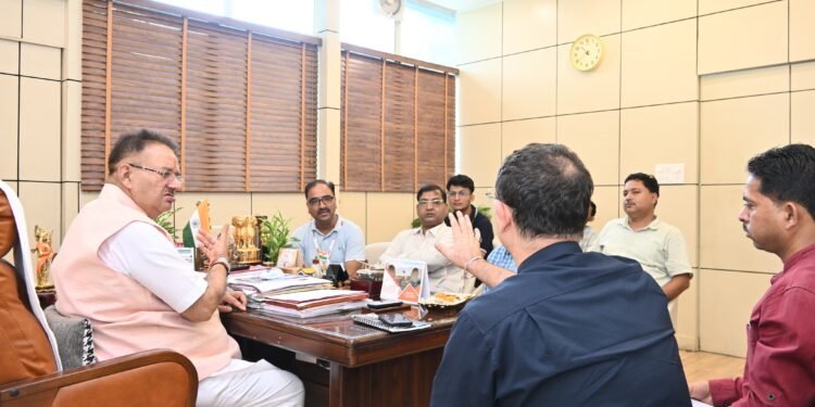 कृषि मंत्री गणेश जोशी के निर्देश, सेब बागवानों को फसल बीमा का मुआवजा दिया जाए।