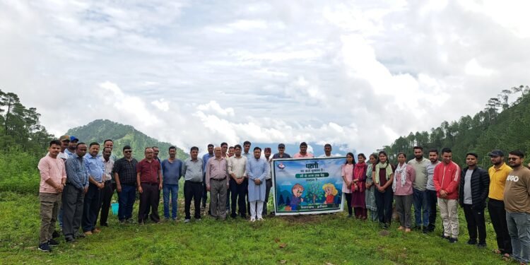 विकासखण्ड द्वारीखाल में प्रमुख महेन्द्र सिंह राणा ने एक पेड मां के नाम का पौधा रोपण किया।