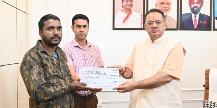 सांप के काटने से मृत्यु होने पर परिवार को मुआवजा राशि का चैक प्रदान करते कैबिनेट मंत्री गणेश जोशी