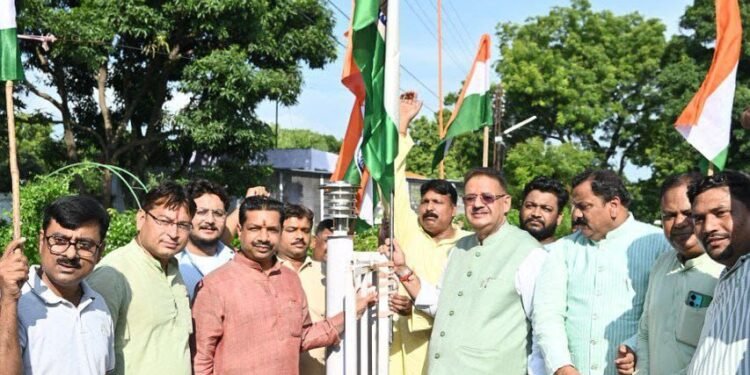 हर घर तिरंगा” अभियान के अंतर्गत भाजपा नेता विवेक सक्सेना के आवास पर तिरंगा फहराते कैबिनेट मंत्री गणेश जोशी