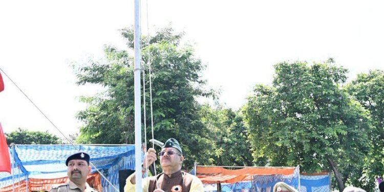 रूद्रपुर में आयोजित स्वतंत्रता दिवस समारोह में प्रतिभाग कर 78वें स्वतंत्रता दिवस के अवसर पर झण्डारोहण करते जनपद प्रभारी एवं कृषि मंत्री गणेश जोशी