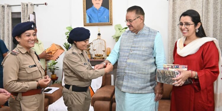 यह पर्व न केवल भाई-बहन के रिश्ते को सुदृढ़ करता है, बल्कि यह समाज में परिवारिक मूल्यों और आपसी सौहार्द को भी बढ़ावा देता है