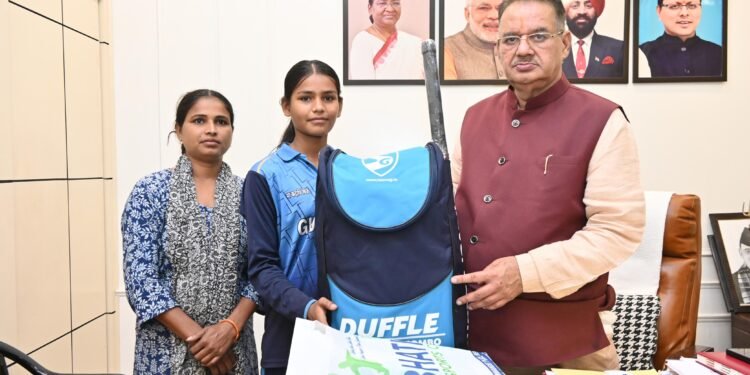 मंत्री गणेश जोशी ने छात्रा शगुन को अग्रिम खेलों के लिए बधाई एवं शुभकामनाएं देते हुए उनके उज्जवल भविष्य की कामना की   