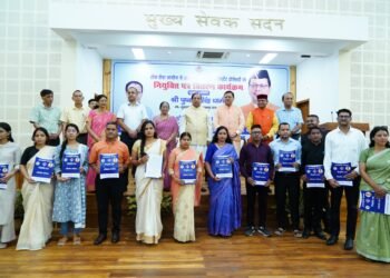 युवाओं को इस तरह तैयार करना है कि वे सिर्फ रोजगार पाने वाले ही न बनें, बल्कि दूसरों को भी रोजगार देने वाले बनें इसके लिए राज्य में देवभूमि उद्यमिता योजना भी शुरू की गई है।