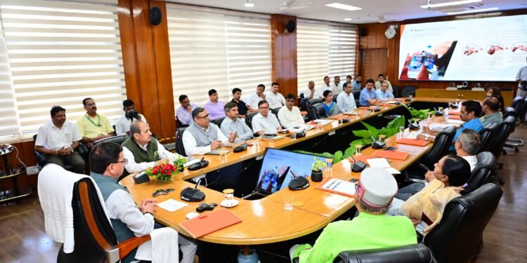 मुख्यमंत्री धामी ने कहा कि पर्यावरण संरक्षण, प्लास्टिक की खपत को कम करने एवं अधिक से अधिक प्लास्टिक को रिसाइकल कर, उसे इस्तेमाल में लाने के लिए डिजिटल डिपॉजिट रिफन्ड सिस्टम का शुभारंभ एक महत्वपूर्ण कदम 