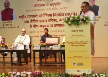 नई दिल्ली में आयोजित अनुबंध कार्यक्रम में केंद्रीय सहकारिता मंत्री अमित शाह के साथ प्रतिभाग करते कृषि मंत्री गणेश जोशी