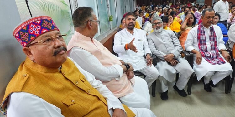 प्रदेश के कैबिनेट मंत्री सतपाल महाराज ने प्रदेश भाजपा मुख्यालय पहुंचकर विधिवत रूप से पार्टी की सदस्यता ग्रहण की