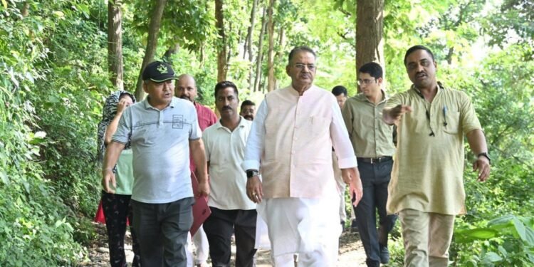 देहरादून के मसंदावला में अतिवृष्टि के कारण हुए नुकसान का निरीक्षण कैबिनेट मंत्री गणेश जोशी ने किया