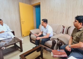 विधानसभा स्थित कार्यालय कक्ष में आयोजित बैठक में डॉक्टर अग्रवाल ने कहा प्रदेश भर के नगरीय क्षेत्रों में डेंगू को लेकर विशेष अभियान चलाया जाए