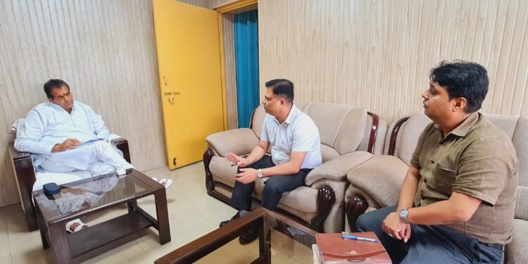 विधानसभा स्थित कार्यालय कक्ष में आयोजित बैठक में डॉक्टर अग्रवाल ने कहा प्रदेश भर के नगरीय क्षेत्रों में डेंगू को लेकर विशेष अभियान चलाया जाए