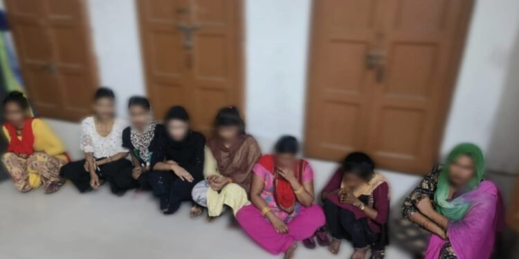 दर्शन लाल चौक पर अश्लील हरकतें करने वाली 08 महिलाओ को दून पुलिस ने किया गिरफ्तार*