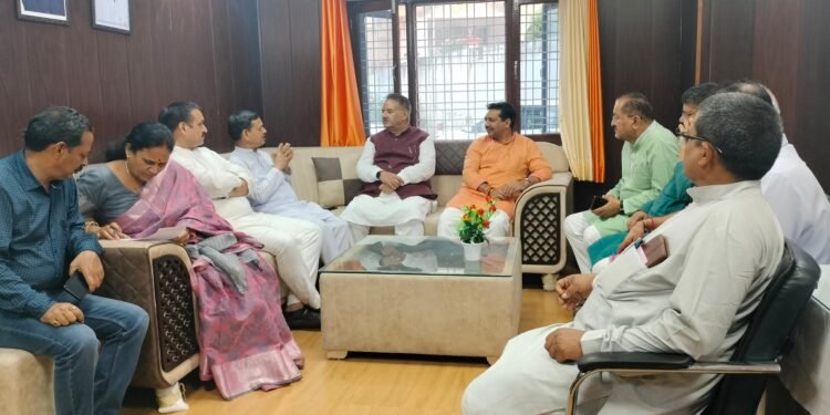 कैबिनेट मंत्री गणेश जोशी ने रुद्रप्रयाग स्थित भाजपा जिला कार्यालय पहुंचकर आगामी चुनावी रणनीति तथा सदस्यता अभियान के संबंध में विस्तृत चर्चा की