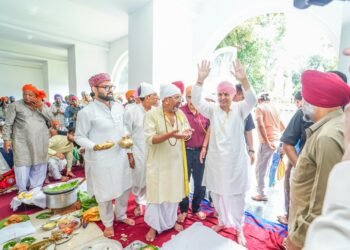 श्री दरबार साहिब के श्रीमहंत देवेन्द्र दास जी महाराज ने कहा कि गुरु ही साक्षात परब्रह्म है। गुरु को ईश्वर से भी ऊपर का स्थान प्राप्त है