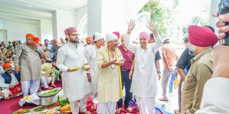 श्री दरबार साहिब के श्रीमहंत देवेन्द्र दास जी महाराज ने कहा कि गुरु ही साक्षात परब्रह्म है। गुरु को ईश्वर से भी ऊपर का स्थान प्राप्त है