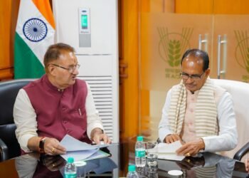 केंद्रीय कृषि एवं ग्रामीण विकास मंत्री शिवराज सिंह चौहान से भेंट करते उत्तराखण्ड के कृषि मंत्री गणेश जोशी 