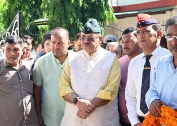 सैनिक कल्याण मंत्री गणेश जोशी ने परिवारजनों को ढांढस भी बंधाया और परिवार जनों को हरसंभव मदद का भरोसा भी दिलाया