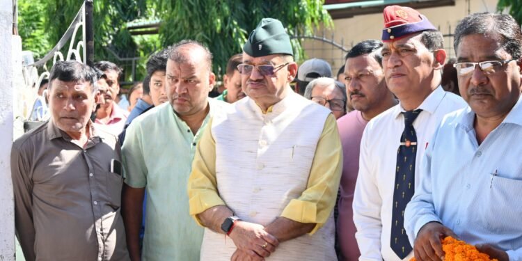 सैनिक कल्याण मंत्री गणेश जोशी ने परिवारजनों को ढांढस भी बंधाया और परिवार जनों को हरसंभव मदद का भरोसा भी दिलाया