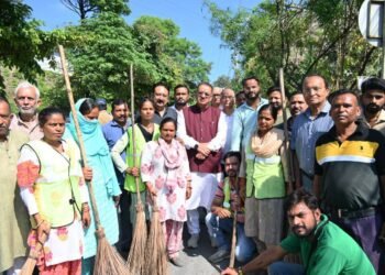 कैबिनेट मंत्री गणेश जोशी ने कहा कि प्रधानमंत्री नरेंद्र मोदी के जन्मदिवस के उपलक्ष में सेवा पखवाड़े के तहत आयोजित स्वच्छता अभियान में आज देशभर के साथ ही प्रदेशभर में स्वच्छता अभियान चलाया जा रहा है 