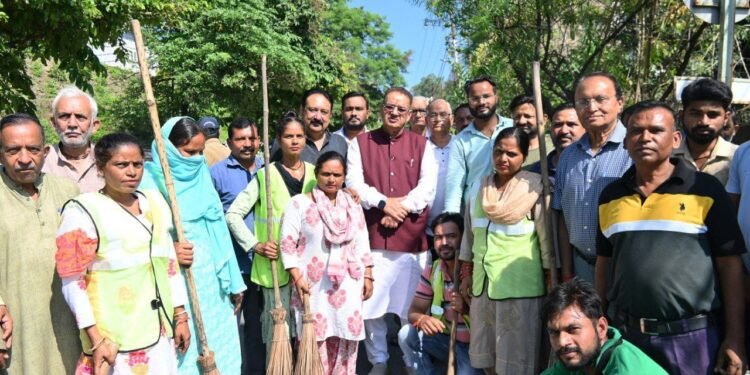 कैबिनेट मंत्री गणेश जोशी ने कहा कि प्रधानमंत्री नरेंद्र मोदी के जन्मदिवस के उपलक्ष में सेवा पखवाड़े के तहत आयोजित स्वच्छता अभियान में आज देशभर के साथ ही प्रदेशभर में स्वच्छता अभियान चलाया जा रहा है 