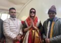 मंदिर में दर्शन पश्चात प्रभारी अधिकारी विपिन तिवारी ने बालीवुड अभिनेत्री को भगवान बदरीविशाल का प्रसाद भेंट किया।