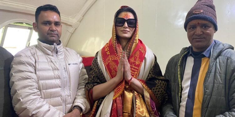 मंदिर में दर्शन पश्चात प्रभारी अधिकारी विपिन तिवारी ने बालीवुड अभिनेत्री को भगवान बदरीविशाल का प्रसाद भेंट किया।