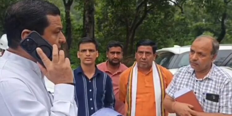 धनगढ़ी और पनोद नाले पर चल रहे पुल निर्माण के कार्य का किया निरीक्षण बोले अगले साल बरसात से पहले इन दोनों पुलों का निर्माण कार्य शुरू हो जाएगा:बलूनी