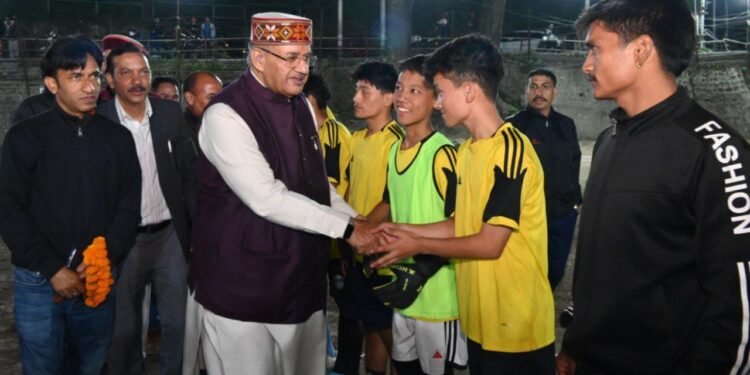 कैबिनेट मंत्री गणेश जोशी ने खिलाड़ियों से परिचय प्राप्त कर खिलाड़ियों का उत्साहवर्धन किया