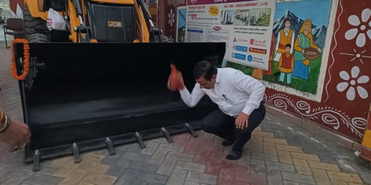 प्राधिकरण ने 37 लाख लागत से नई जेसीबी की क्रय, उपाध्यक्ष महोदय ने नारियल तोड़कर किया शुभारंभ 