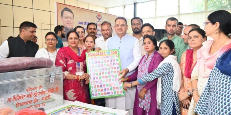 मंत्री गणेश जोशी ने कहा कि मैंने गरीबी को बहुत नजदीकी से महसूस किया है यही वजह है कि मेरा हमेशा यही प्रयास रहता है, कि गरीब असहाय लोगों की मदद करूं